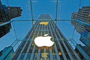Apple destrona momentáneamente a Nvidia como empresa más valiosa del mundo; pugna por liderazgo refleja el auge del sector de IA