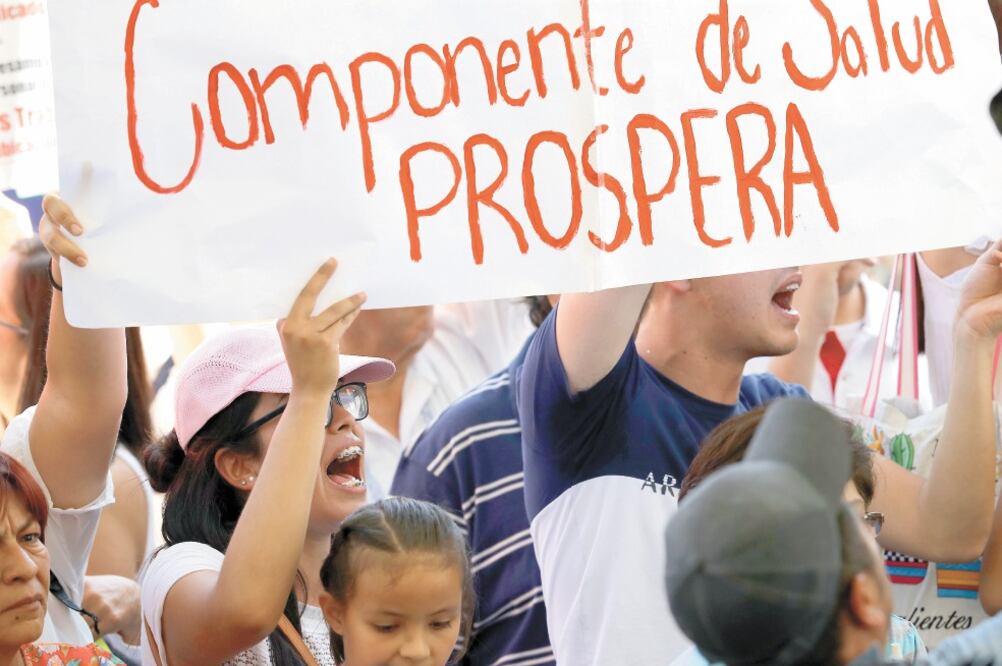 Oposición advierte que con el fin de Prospera se afecta a 6.7 millones de familias mexicanas, las cuales se quedaron sin Seguro Popular, becas de educación básica y apoyo económico. Foto: ARCHIVO EL UNIVERSAL