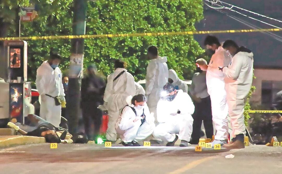 Sobre la calle Lázaro Cárdenas quedaron los muertos. Peritos recabaron evidencia de la masacre. Fotos: MARGARITO PÉREZ RETANA. CUARTOSCURO