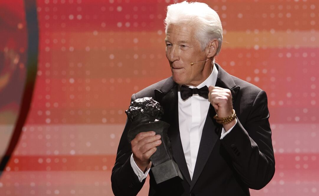 El actor estadounidense Richard Gere recibe el Goya Intarnacional en la 39 edición de los Premios Goya de la Academia de Cine. EFE/Julio Muñoz.
