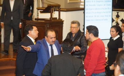 Diputados se retan a golpes en Congreso de Puebla