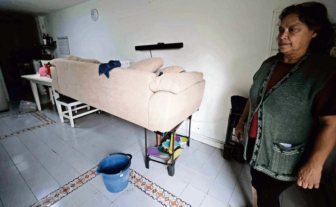Residentes de la Unidad Habitacional Mirasoles, en la alcaldía Iztapalapa, comentaron que por la inundación, nuevamente tiraron muebles echados a perder. Foto: Diego Simón / EL UNIVERSAL