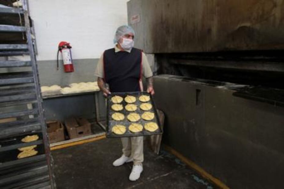 Reclusos venden pan de muerto para apoyar a su familia