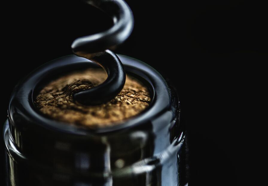 Después de abrir una botella de vino, no tires el corcho porque puede ser útil en casa. Foto: Freepik
