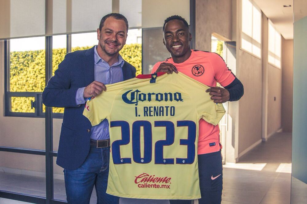Santiago Baños y Renato Ibarra en la renovación de contrato que liga al ecuatoriano hasta el 2023. Foto: @ClubAmerica
