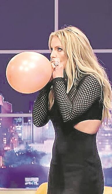 La cantante acudió a The Jonathan Ross Show, donde el conductor le puso un reto (TOMADA DE VIDEO)