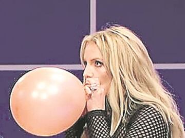 Britney Spears inhala helio y luego canta tema de Swift