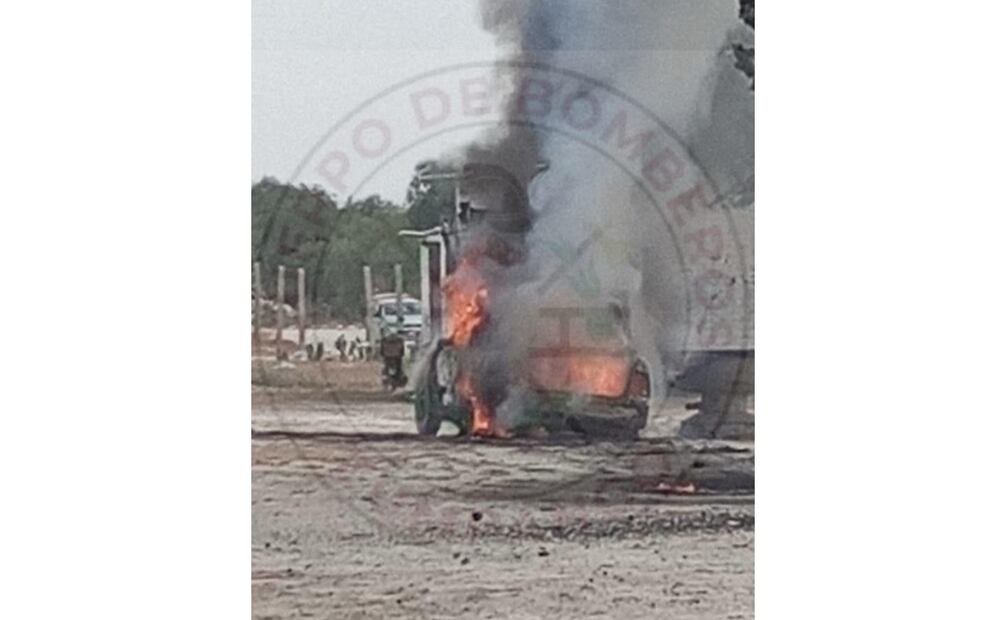 Vehículo alcanzado por el fuego. Foto: Especial