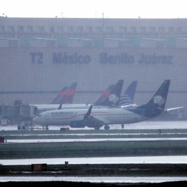 Derivado de las lluvias registradas el domingo y la madrugada de este martes, que causaron inundaciones en el Aeropuerto Internacional de la Ciudad de México (AICM), varias líneas aéreas han tenido afectaciones en sus vuelos programados. Foto/ARCHIVO EL UNIVERSAL