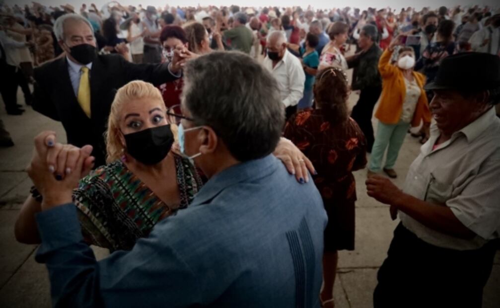 Con mega danzón festejan en CDMX el día del Adulto Mayor