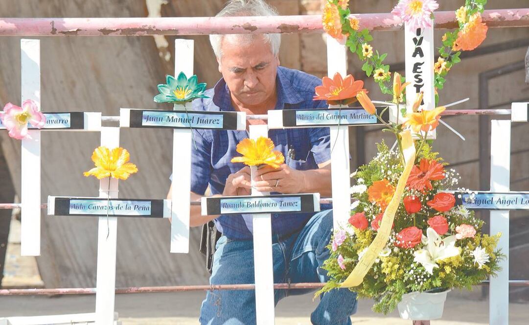 Amigos y familia de las víctimas del incendio en el Casino Royal acudieron al inmueble para realizar una ceremonia, a nueve años del crimen. Colocaron coronas de flores y cruces con los nombres de los fallecidos. Foto: EMILIO VÁSQUEZ. EL UNIVERSAL