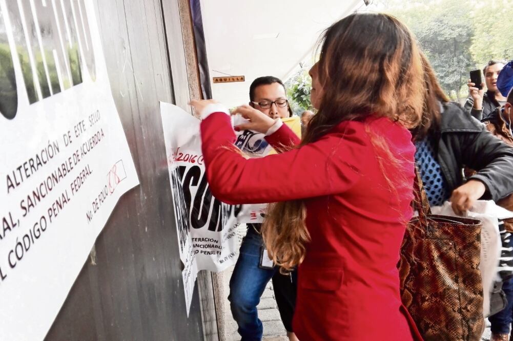 Alrededor de las 11 de la mañana del viernes se procedió al retiro de sellos. (ARACELI GARCÍA. EL UNIVERSAL)