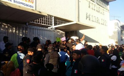 Padres de familia impiden ingreso de maestros en escuela de Oaxaca