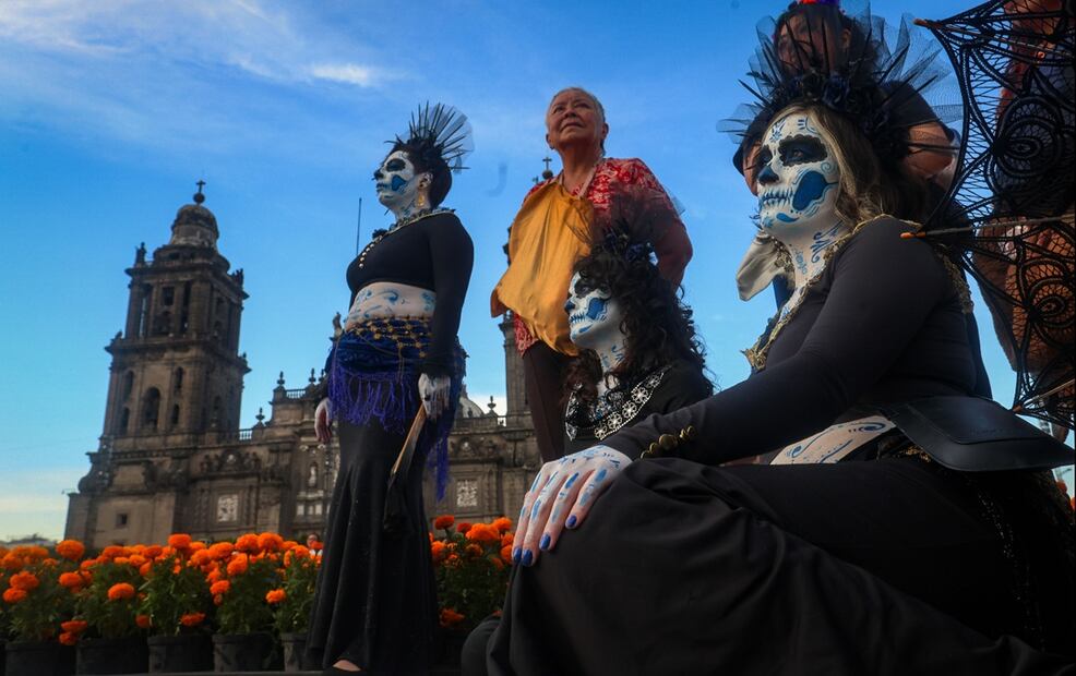 Catrinas se pasean en la megaofrenda del Zócalo en la Ciudad de México. Foto: Luis Camacho/EL UNIVERSAL