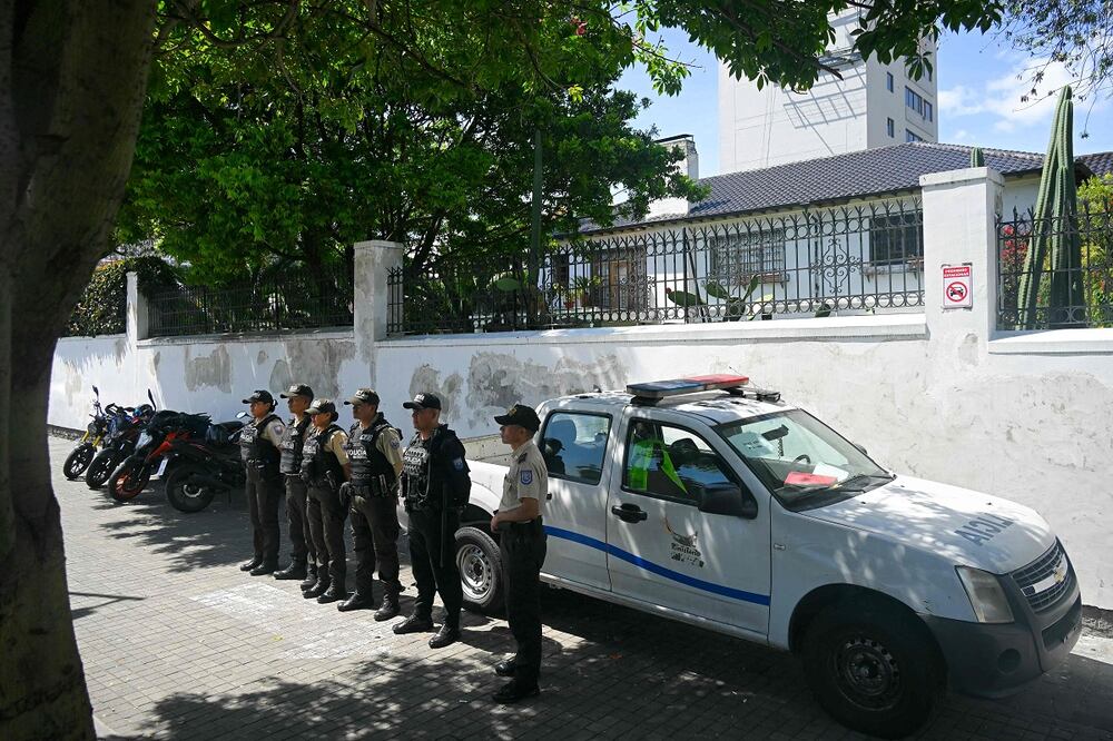 La embajada de México en Ecuador, custodiada por policías ecuatorianos, en Quito. FOTO: RODRIGO BUENDÍA. AFP
