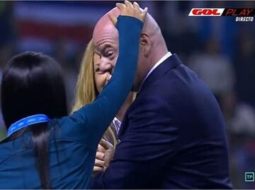 VIDEO: El momento divertido de las jugadoras sub 20 de Brasil con Gianni Infantino
