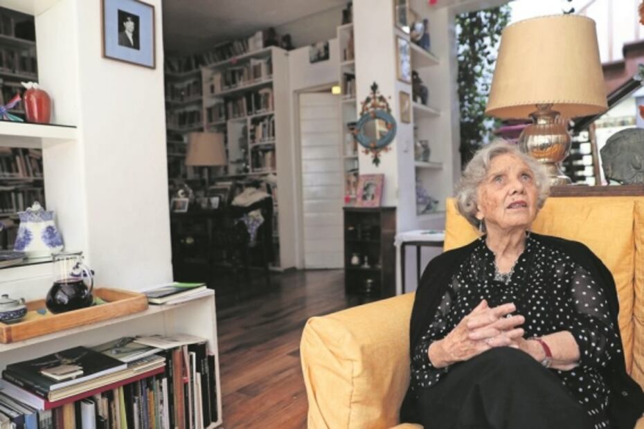 Robo a Elena Poniatowska. Cámaras captan a 3 sujetos merodeando la casa de la escritora antes del asalto