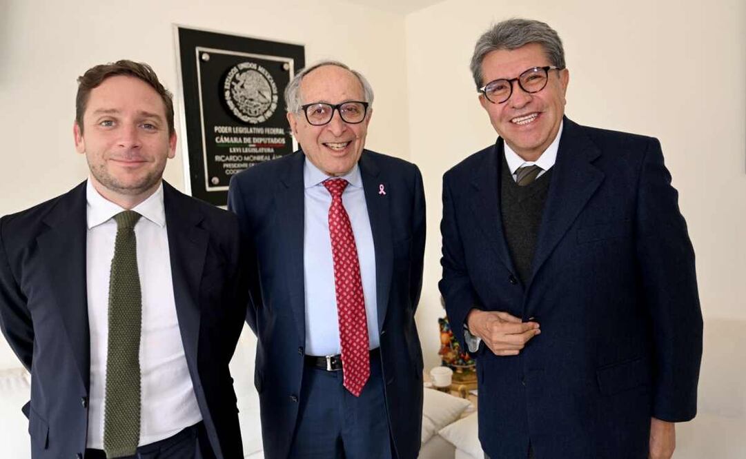 El secretario de Salud, David Kershenobich, y el subsecretario Eduardo Clark, junto con el coordinador de Morena en la Cámara de Diputados, Ricardo Monreal. Foto: Especial.