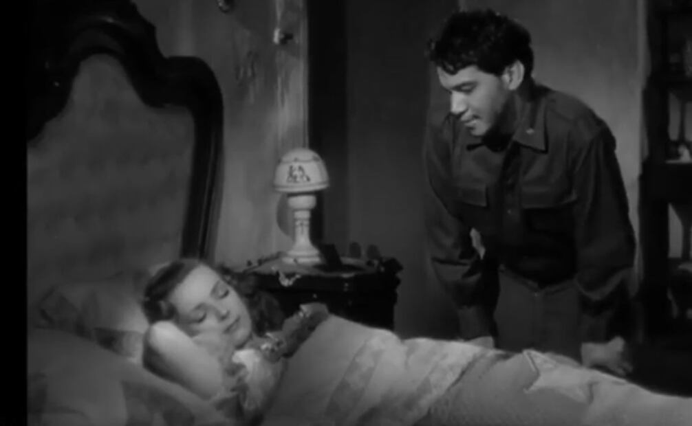 Cantinflas contempla la belleza de Miroslava Stern en "¡A volar joven!".