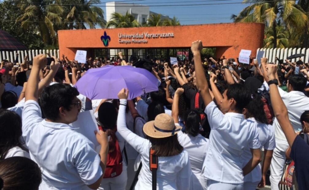 Protestan en Veracruz por asesinato de estudiantes y chofer en Puebla