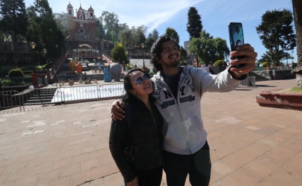 Instalan nacimiento monumental en Metepec 