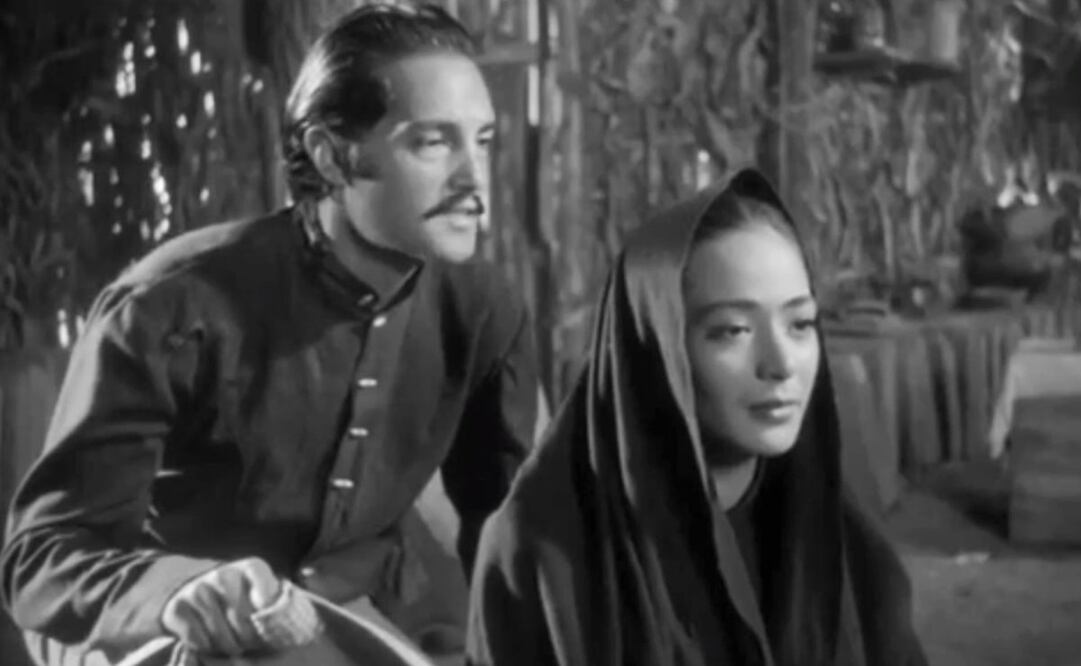 Roberto Cañedo y Columba Domínguez interpretan en la cinta Pueblerina, a una pareja que defiende su amor a pesar de tener en contra a todos los del pueblo donde viven. Escena tomada de Youtube.