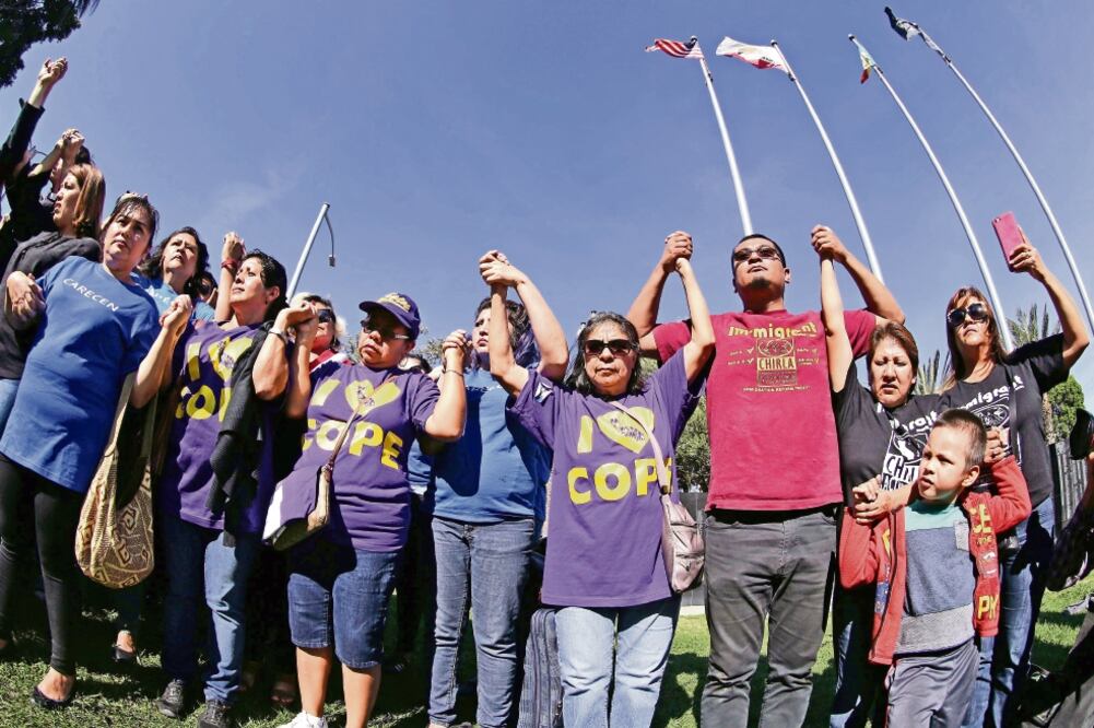 Inmigrantes del Comité de Educación Política se reunieron ayer en el centro de Los Ángeles, California (MIKE NELSON. EFE)