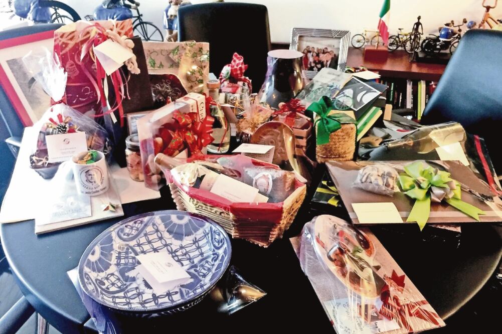 Práctica. Contrario a la tendencia global, en México todavía está permitido que los funcionarios reciban regalos de menos de 10 salarios mínimos. (ARCHIVO EL UNIVERSAL)