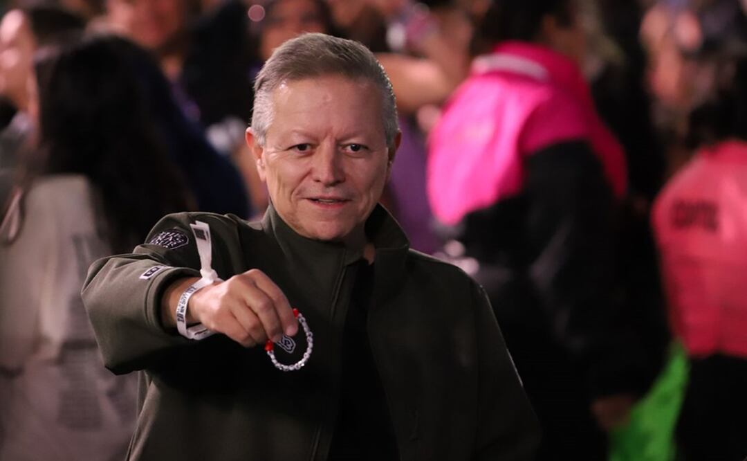El ministro Arturo Zaldívar fue visto intercambiando "friendship bracelets" en el primer concierto que Taylor Swift ofrece en México.  / Foto. Berenice Fregoso/ EL UNIVERSAL