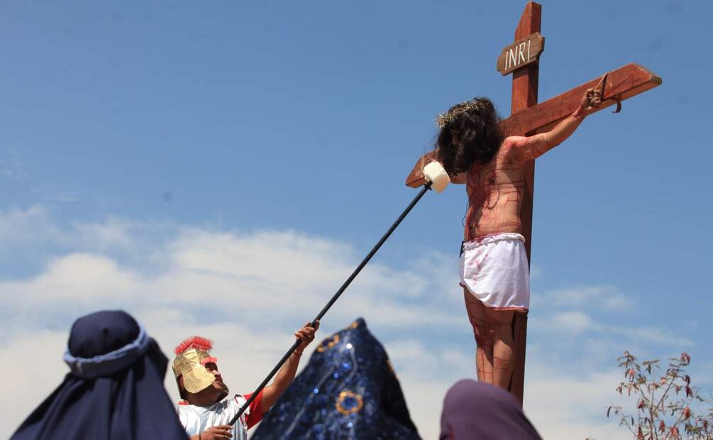 Los actores del viacrucis sufren los estragos de la intensa onda de calor en Oaxaca (18/04/2025). Foto: Edwin Hernández / EL UNIVERSAL