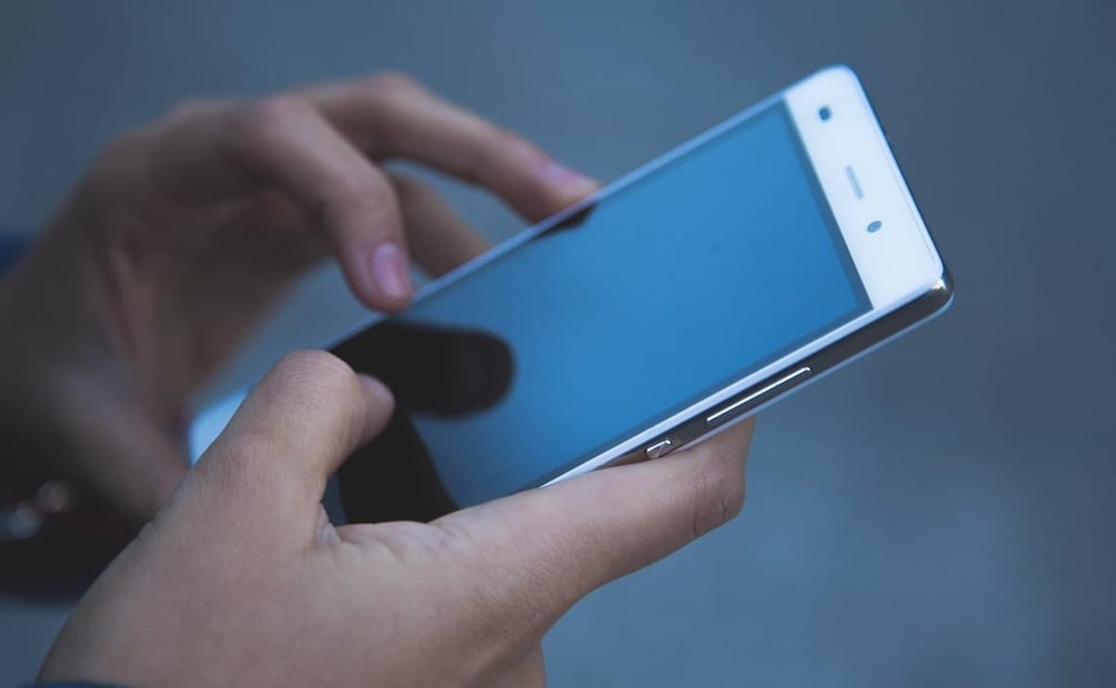 Procura no utilizar tu celular en zonas poco transitadas, sobre todo si vas de vacaciones a un lugar desconocido. Foto: Pixabay
