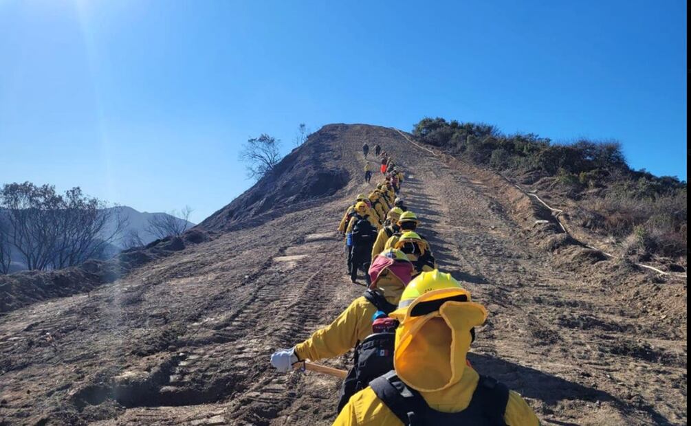 Delegación mexicana combate incendios que afectan Los Ángeles, california. Foto: @SSPCMexico