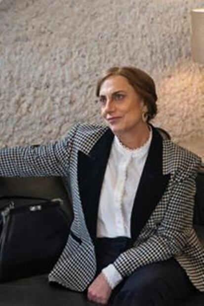 En la serie, la periodista Claudia de Icaza "balconea" a Luis Miguel y la demanda