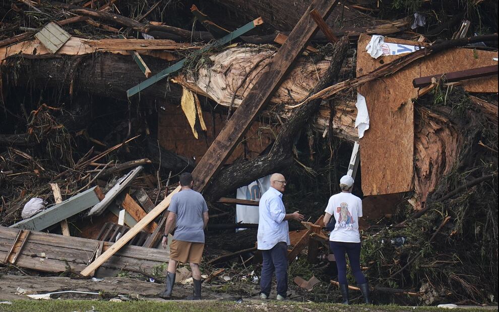 Personas observan los escombros en las orillas del río Guadalupe tras una inundación que azotó la zona en Hunt, Texas, el sábado 5 de julio de 2025. Foto: AP