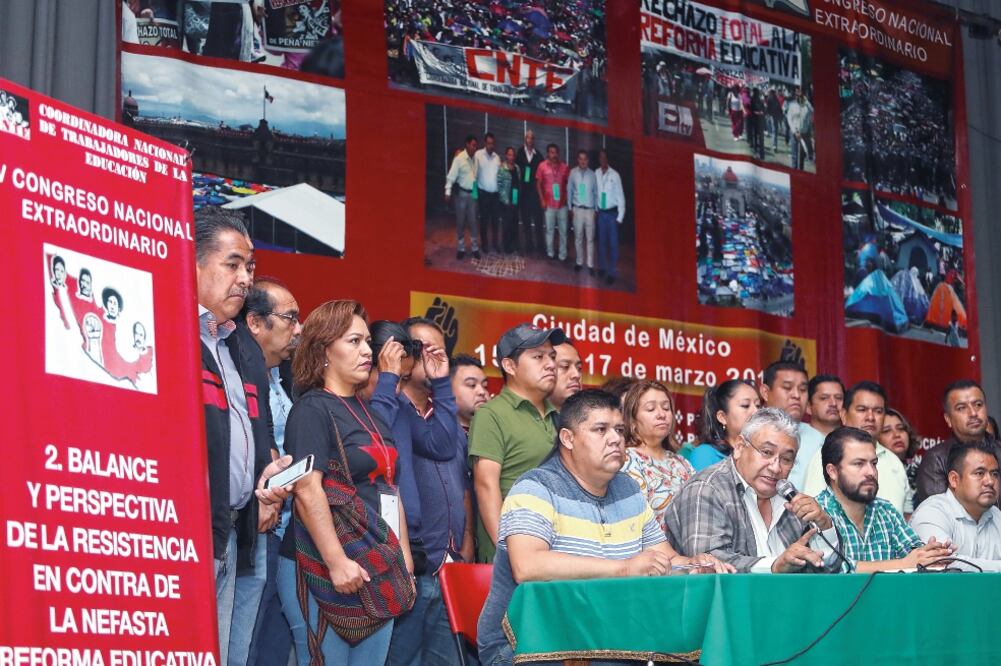 Dirigentes de secciones de la Coordinadora Nacional de Trabajadores de la Educación urgieron a manifestarse contra las reformas estructurales de este sexenio que han afectado la economía. (BERENICE FREGOSO. EL UNIVERSAL)