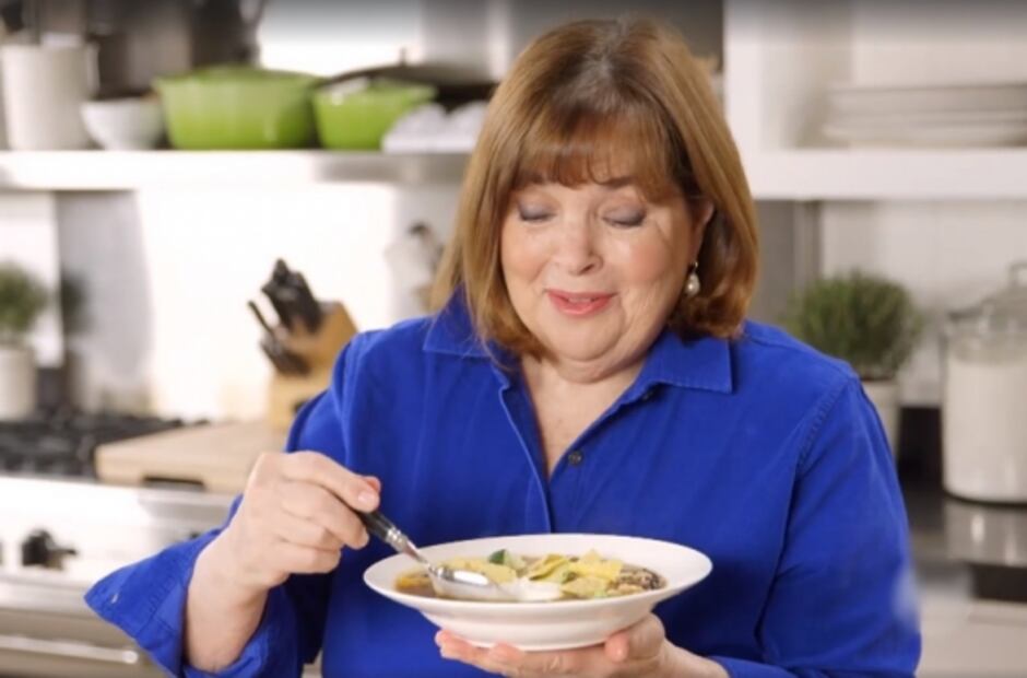Esto lleva el pozole que se volvió viral de la chef Ina Garten