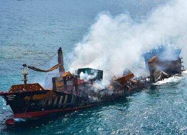Buque con petróleo y químicos se hunde en las costas de Sri Lanka