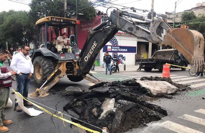 Socavón en la colonia Roma provoca caos vial; vecinos acusan que ya lo habían reparado pero se volvió a formar 