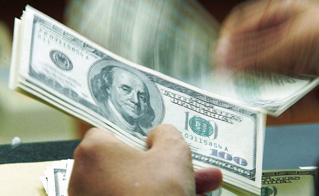 Banks have implemented high commissions for remittance collection - Photo: Beawiharta/REUTERS