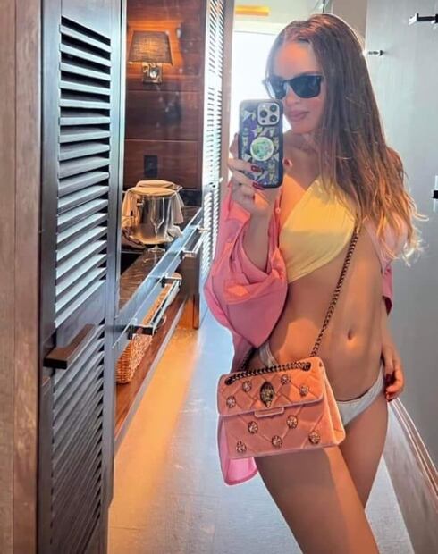 El look de Belinda en la playa: bikini cruzado y bolso de lujo