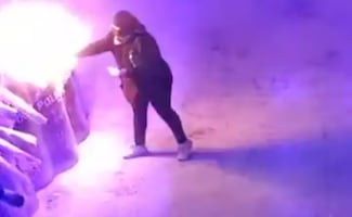 Mujer intenta prender fuego a policías en marcha por el 8M en Campeche; la ligan con grupos delictivos