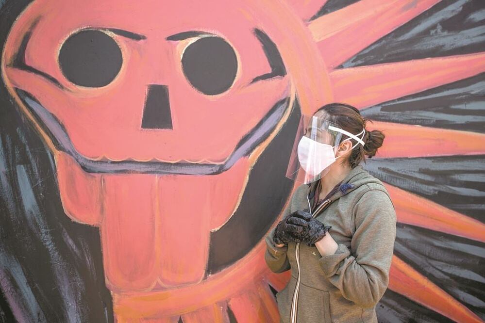 Con murales en las fachadas parece un barrio alegre, pero los moños negros en las puertas lo vuelven sombrío. GERMÁN ESPINOSA. EL UNIVERSAL