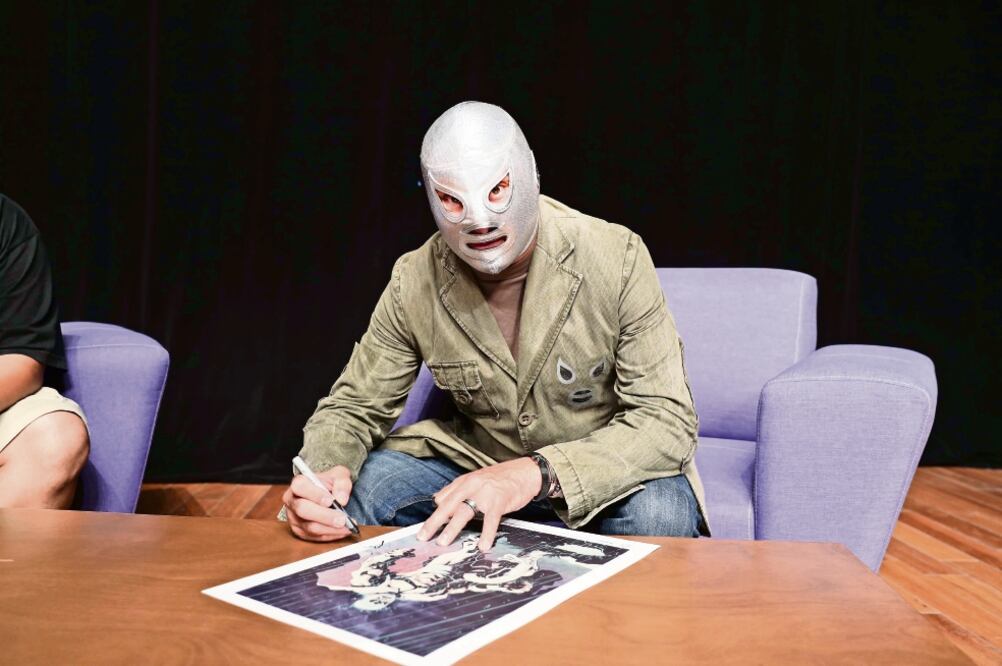El Hijo del Santo dio entrevistas y autógrafos en su visita a Querétaro. (VALENTE ROSAS. EL UNIVERSAL)