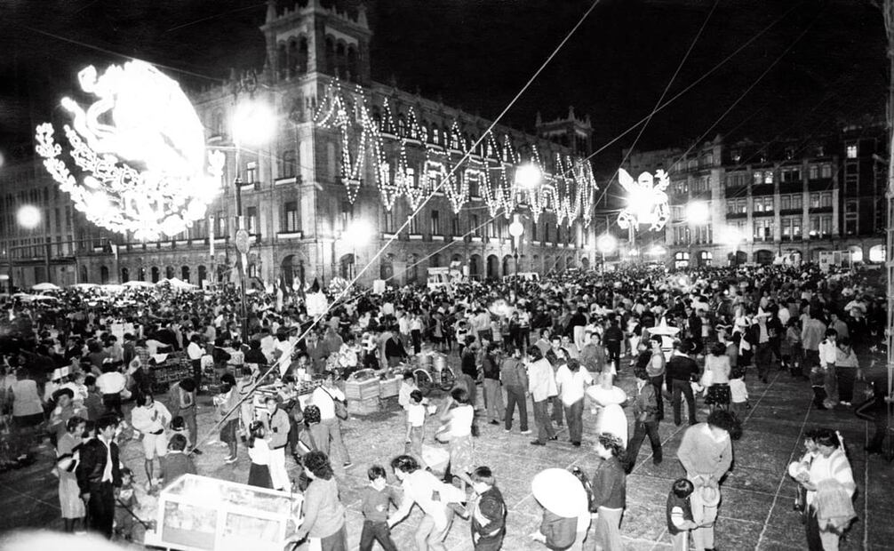 Zócalo Capitalino durante el Grito de Independencia en 1989. En algunos puntos de la plancha se observaron puestos de vendimia, con golosinas o artículos chuscos para celebrar. Foto: Manuel Navarrete/Archivo EL UNIVERSAL.