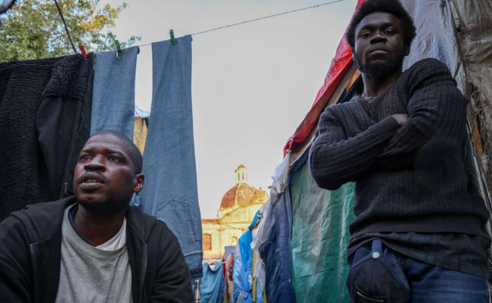 Thierno (a la izquierda) y Diallo (a la derecha). Diallo es de Ghana y le gustaría llegar a Tijuana sin que Migración lo detenga. Allí tiene un trabajo asegurado. Foto: Luis Camacho