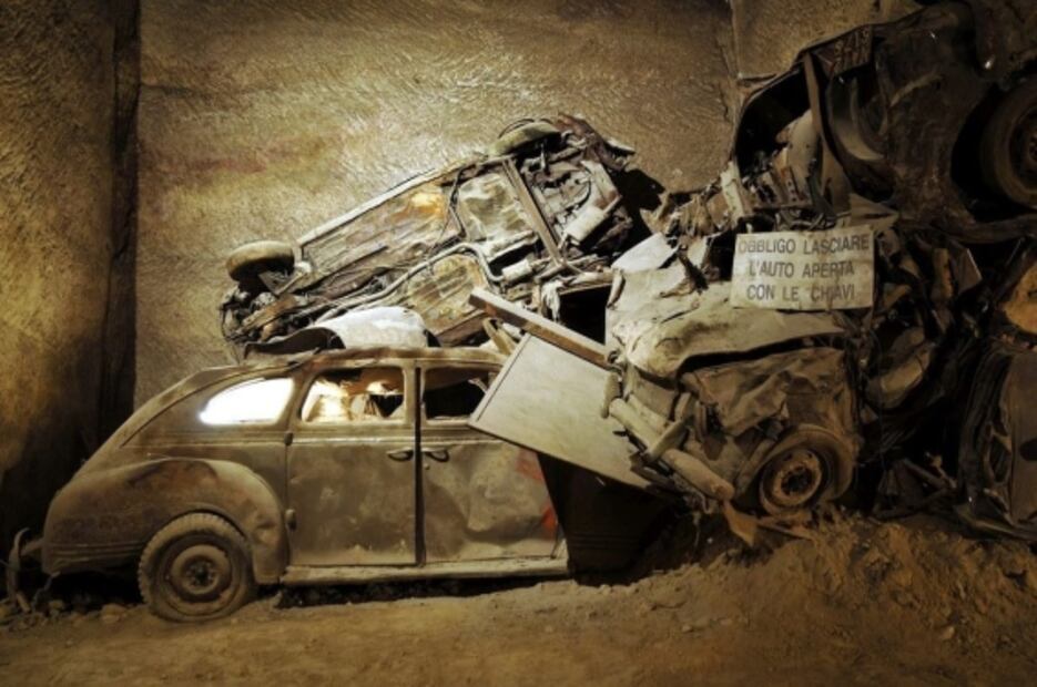 El túnel secreto que guarda cientos de autos abandonados en el olvido