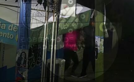 Sujetos en moto asaltan a mujer y al huir derraparon; fueron detenidos en Iztapalapa 