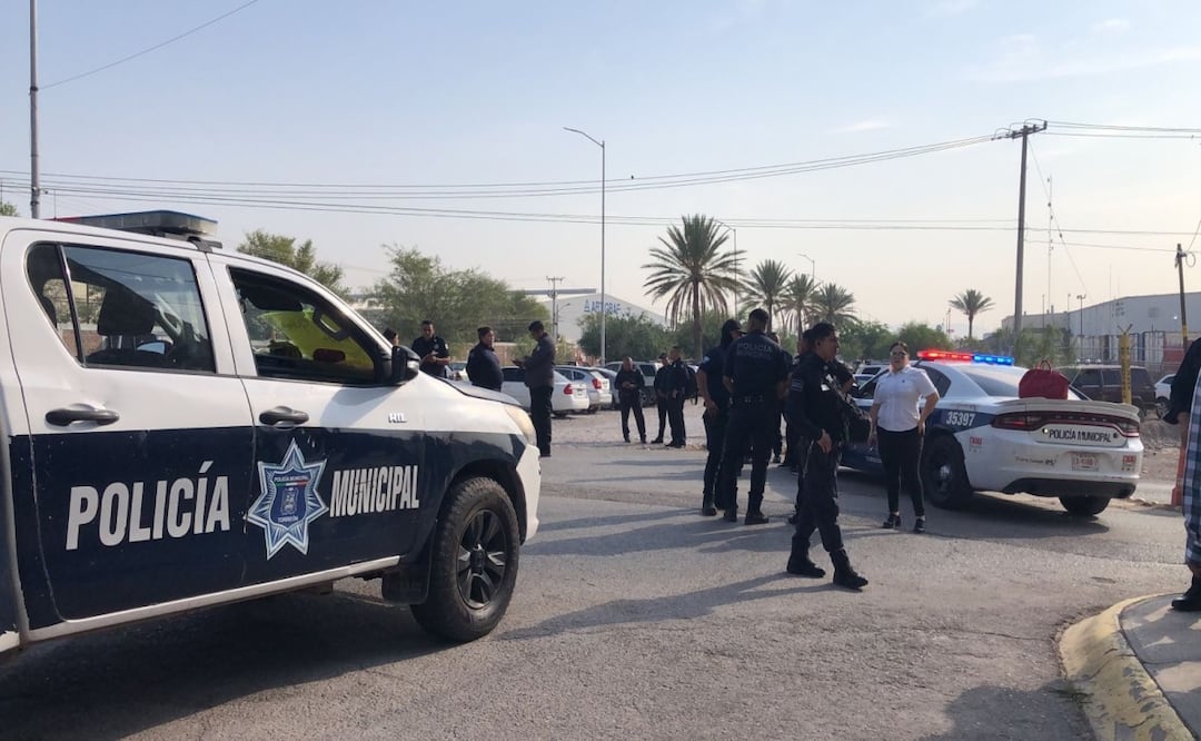 Policías de Torreón paran labores y bloquean vialidad; denuncian corrupción y acoso de mandos. Foto: Francisco Rodríguez