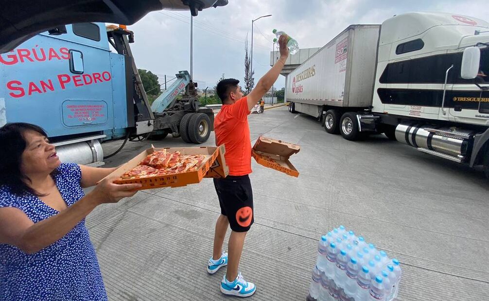 Familias se solidarizan con viajeros que se quedaron varados en la autopista México-Puebla / Foto: Juan Carlos Williams. EL UNIVERSAL