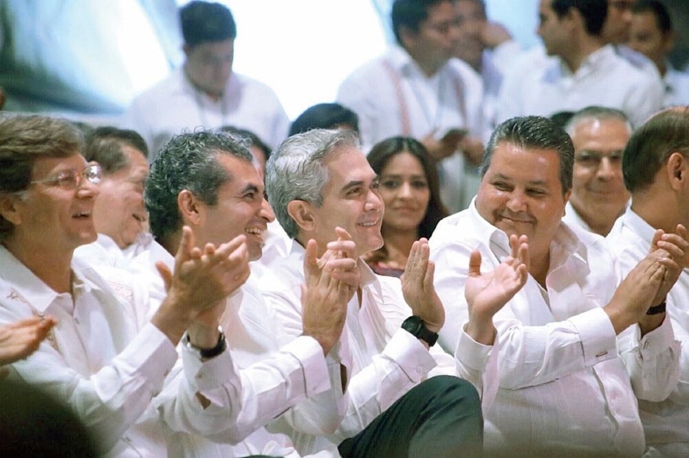 Durante el Segundo Informe de Labores del Gobernador de Campeche, el jefe de Gobierno de la Ciudad de México, Miguel Ángel Mancera, compartió fila con el presidente nacional del PRI, Enrique Ochoa Reza (GOBIERNO DE LA CIUDAD DE MÉXICO)